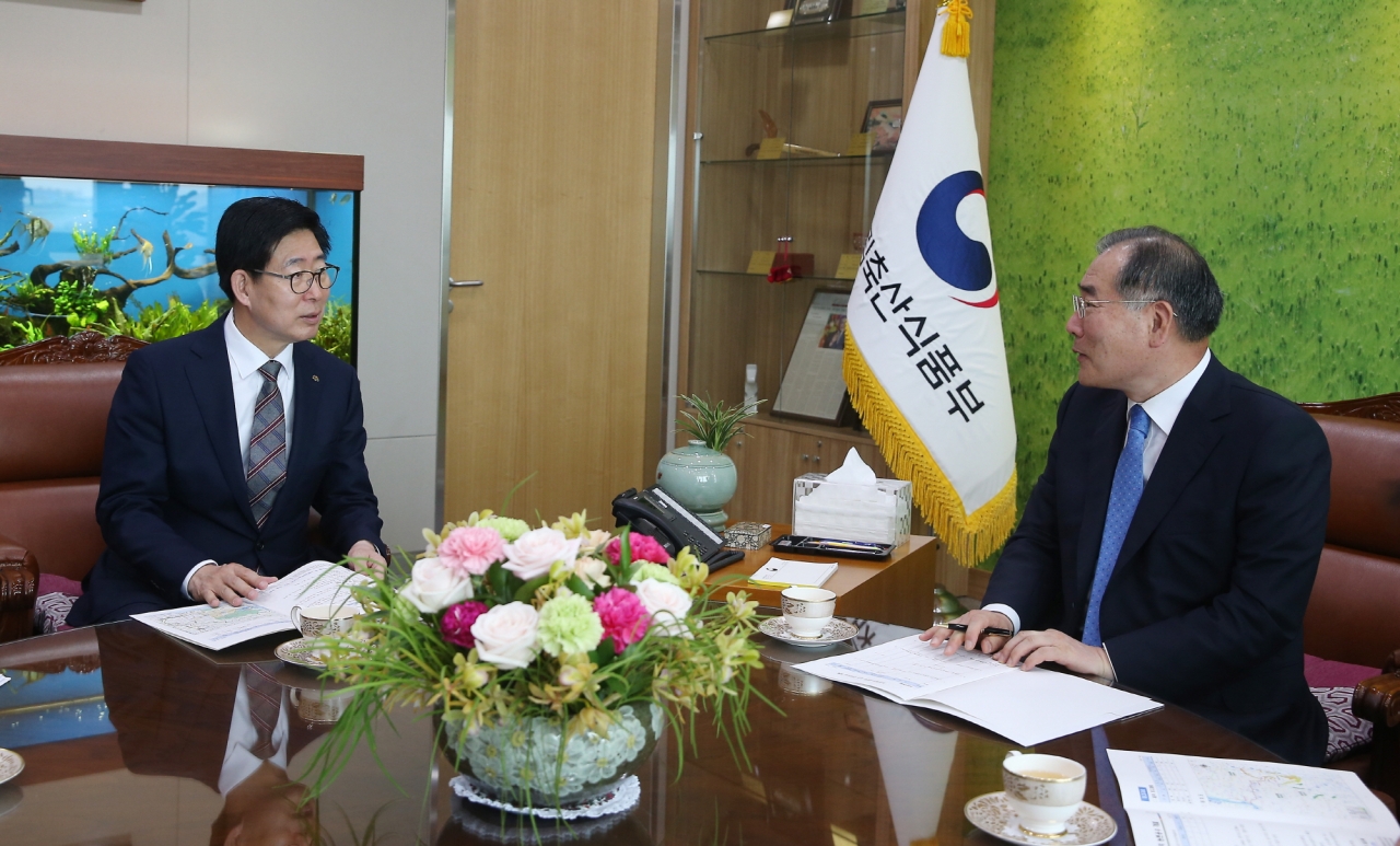 양승조 지사가 25일 정부세종청사에서 이개호 농림식품부 장관을 만나 예산관련 협의를 하고 있다.