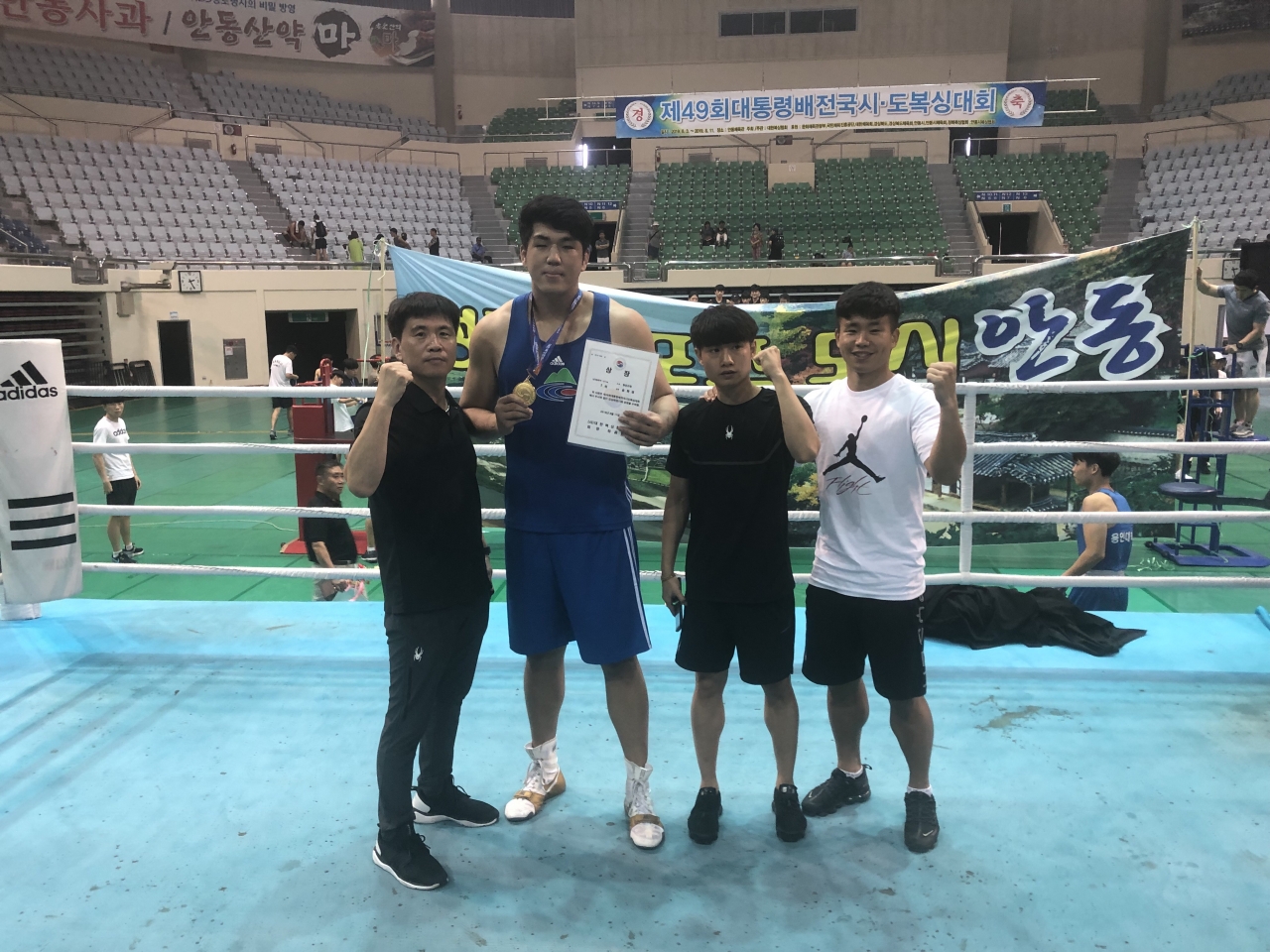 송화평 선수 (왼쪽에서 두번째)