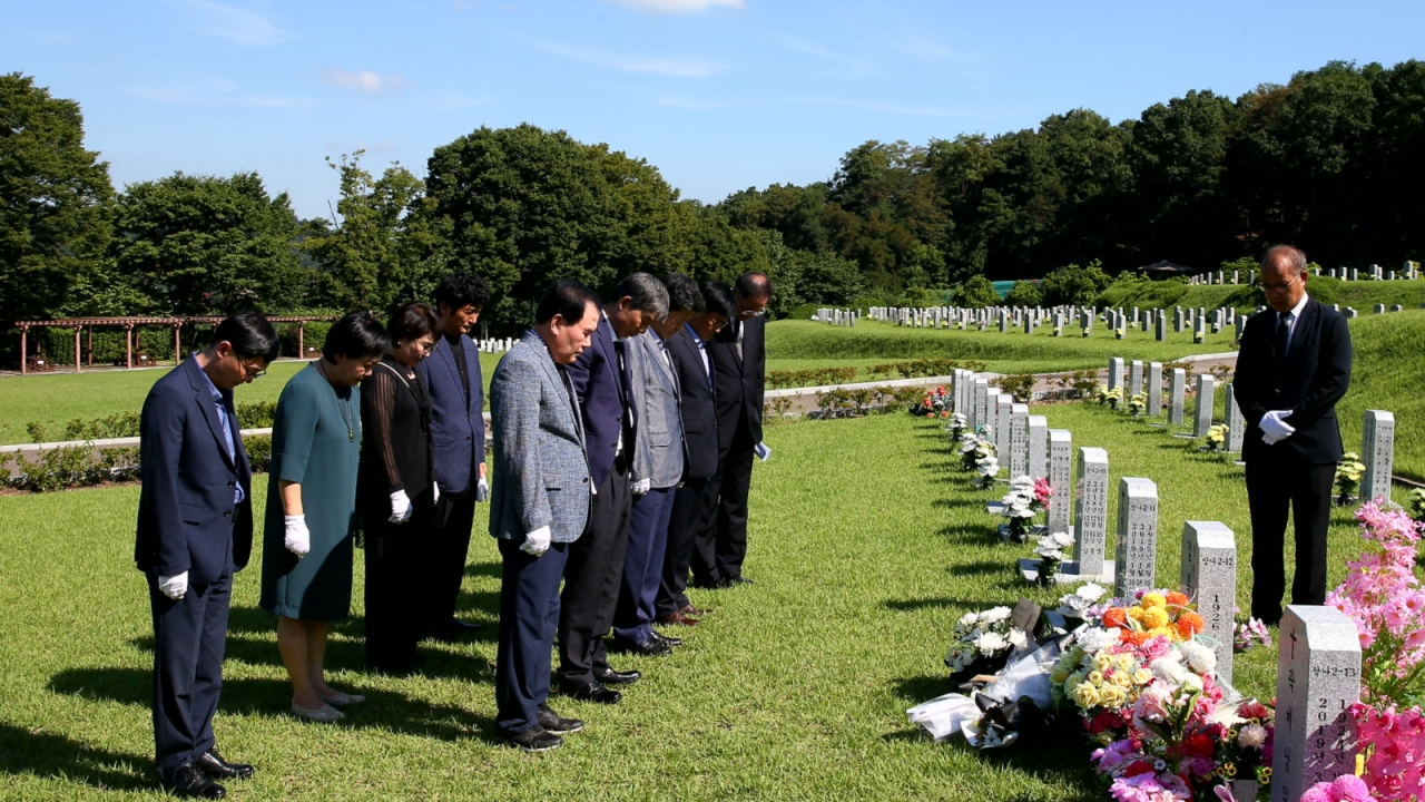 김지철 교육감을 비롯해 충남교육청 관계자들이 1991년 최초로 일본군 위안부 피해 사실을 공개 증언한 고 김학순 할머니 묘소를 참배하고 있다.