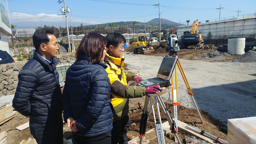 지난 3월 대전 유성구 구즉동 일원에서 한국국토정보공사 직원들이 지적측량을 실시하고 있는 모습.