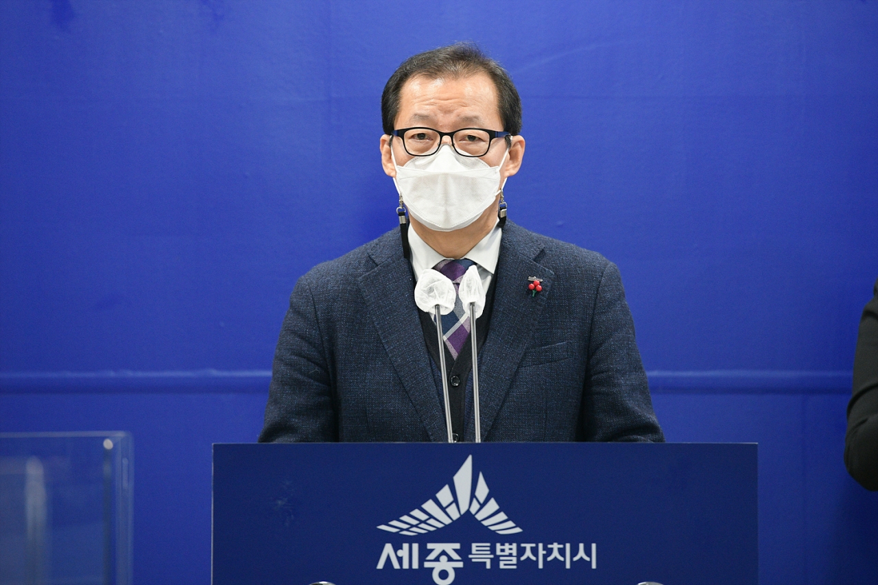 12일 김현태 세종테크노파크원장이 세종시의 '2030 미래먹거리산업 마스터플랜'에 대해 브리핑하고 있다.