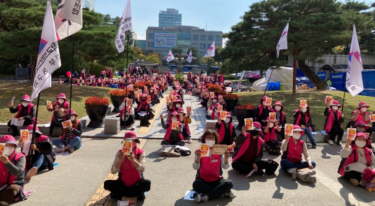 대전학교비정규직연대회의가 20일 오후 1시30분 대전교육청 앞에서 임금 차별과 학교 비정규직 철폐 등을 촉구하는 시위를 벌이고 있다.