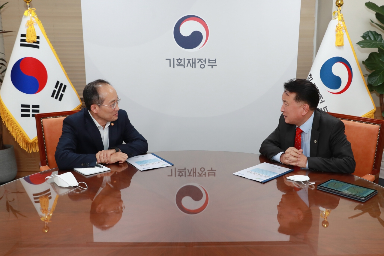 김영환 충북지사가 지난해 11월 25일 추경호 경제부총리를 만나고 있다.
