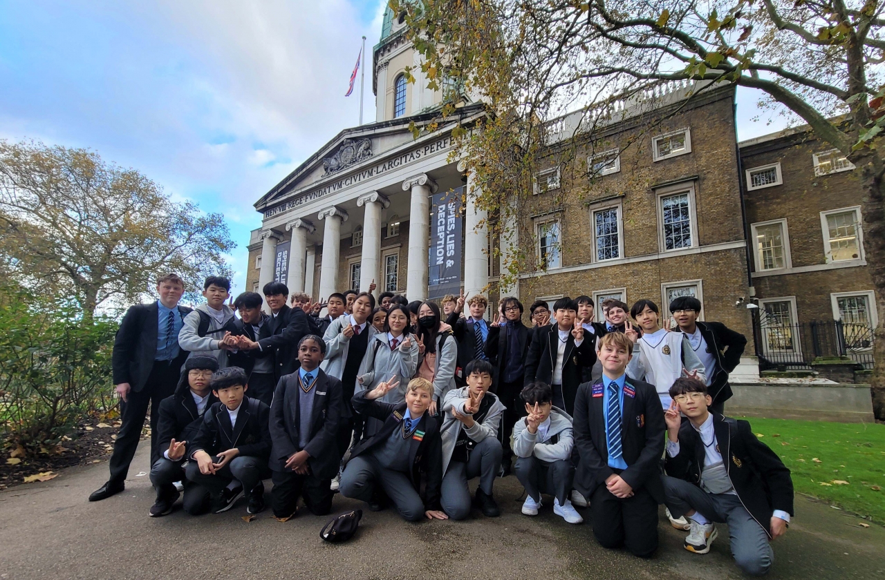 국제교류에 참여한 학생들이 영국을 방문하여 교류활동을 하고 있는 모습 / 충남교육청