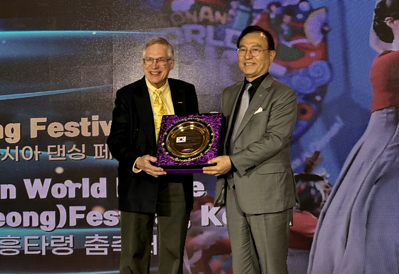 박상돈 천안시장이 '2024 피나클어워즈 및 아시아 축제도시 컨퍼런스'에 참석해 수상하고 있다. / 천안시